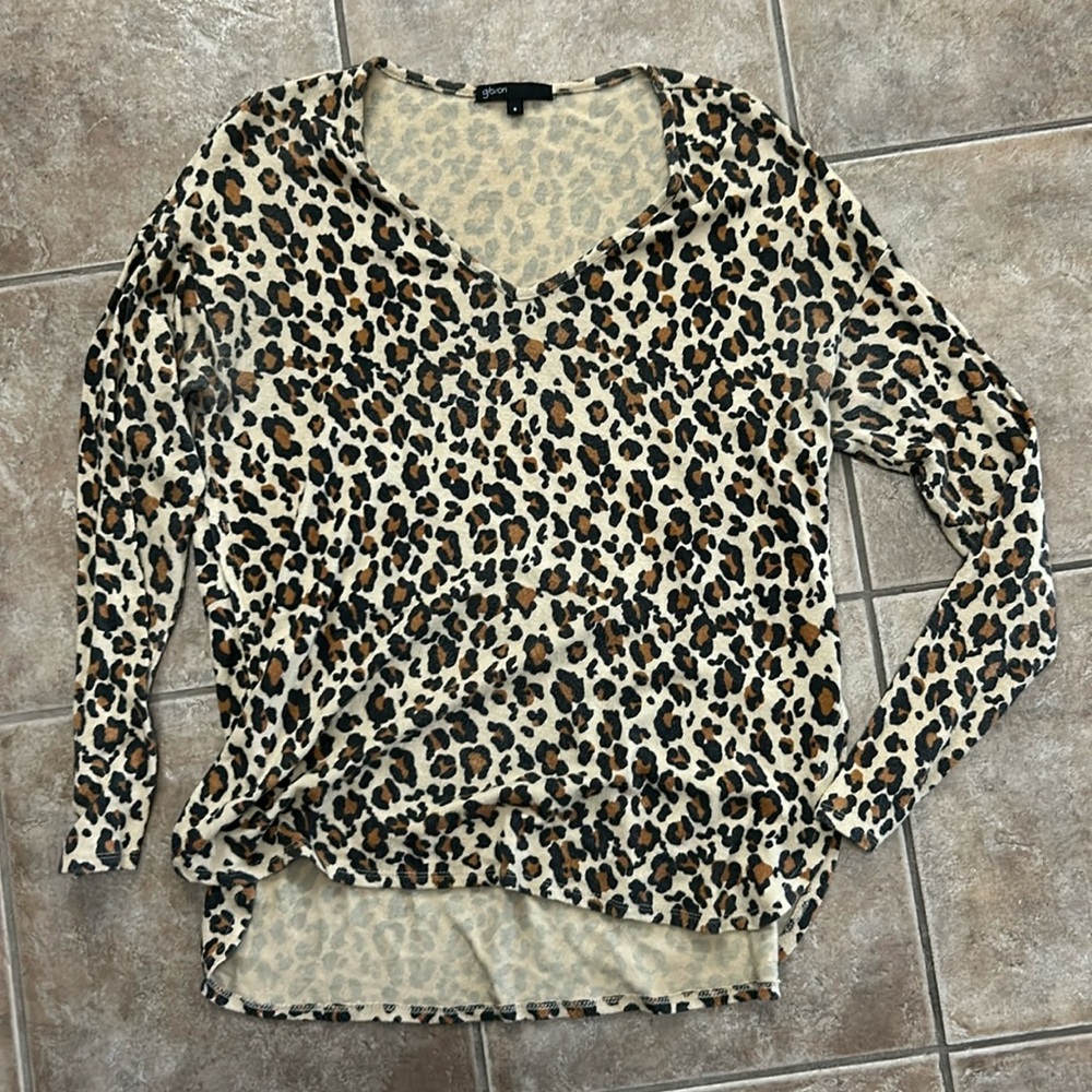 Gibson Cheetah Print V Neck Sweater with Side slit and longer in back size S